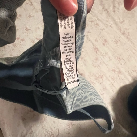 Bundle of Victoria secret bras - Picture 7 of 8